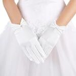 Les Plus Beaux Gants de Mariée pour Compléter Votre Tenue : Comparaison et Sélection