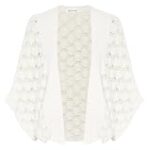 Le charme intemporel du gilet crochet blanc : accessoire incontournable pour compléter votre tenue féminine