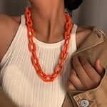 Collier fantaisie orange : l'accessoire parfait pour sublimer vos chaussures
