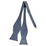 Le guide ultime pour assortir vos chaussures aux tenues : Costume bleu marine et chemise rose