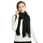 Les indispensables de l'hiver : Comparatif des écharpes noires en cachemire pour femmes à associer aux meilleures chaussures et accessoires de mode